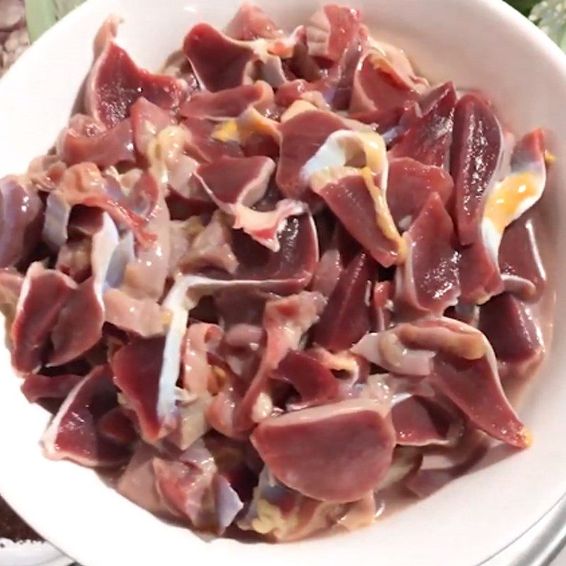 Step 1 Prepare chicken gizzards for Stir-Fried Chicken Gizzards with Mushrooms