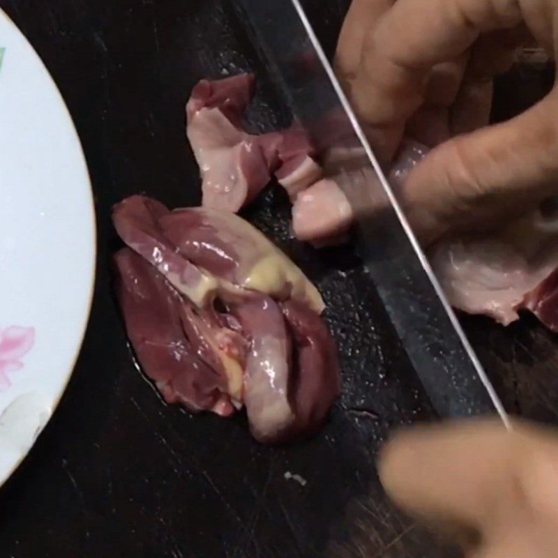 Step 1 Prepare chicken gizzards Chicken gizzards stir-fried with loofah