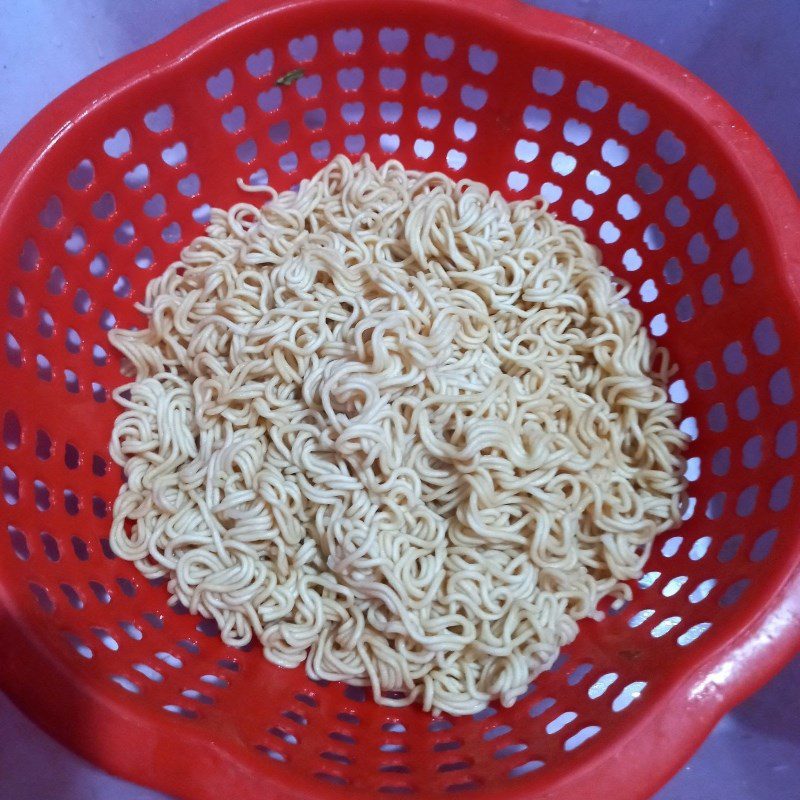 Step 1 Prepare instant noodles Stir-fried instant noodles with eggs and cabbage