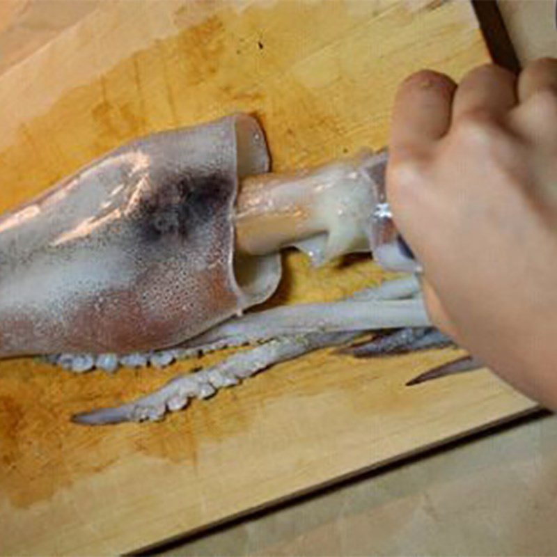 Step 1 Prepare the squid and shrimp Stuffed squid with fried almonds