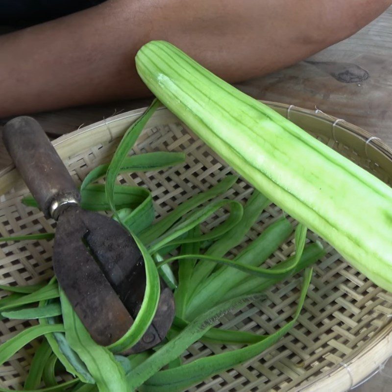 Step 2 Prepare the loofah Steamed Mackerel Cake with Loofah