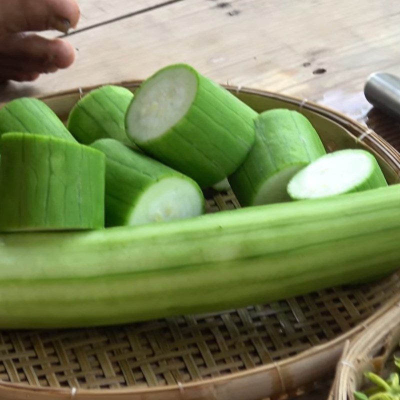 Step 2 Prepare the loofah Steamed Mackerel Cake with Loofah