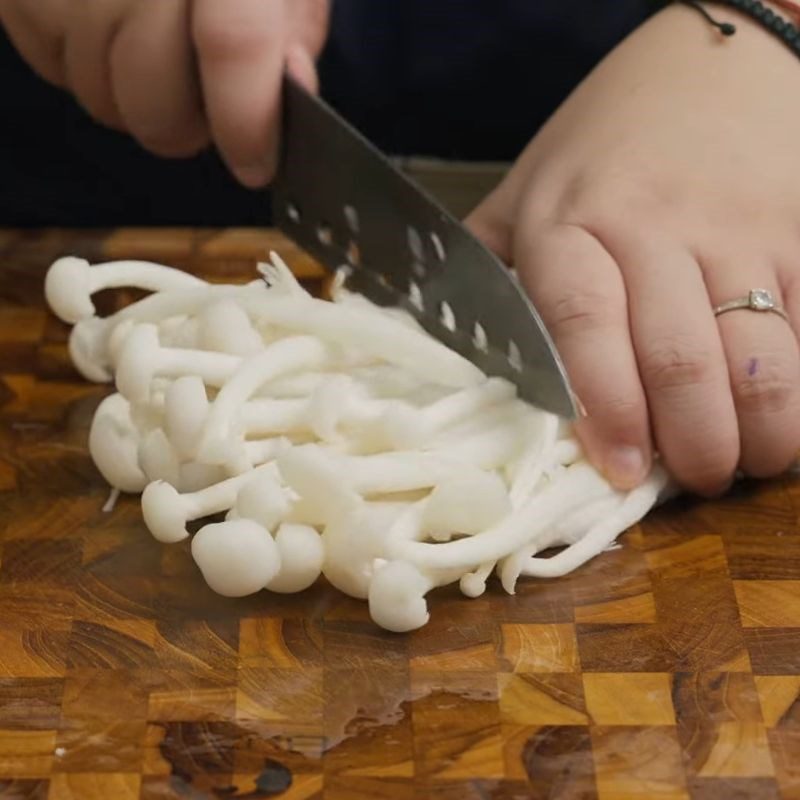 Step 2 Prepare mushrooms Stir-fried young chicken eggs with mushrooms