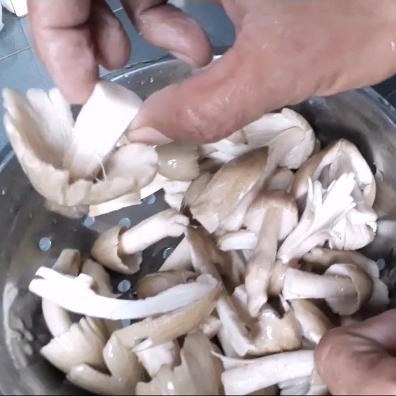 Step 1 Prepare the mushrooms for stir-fried mushrooms