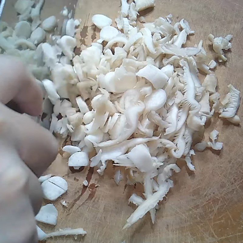 Step 1 Prepare oyster mushrooms and green onions Vegetarian bread sauce with oyster mushrooms