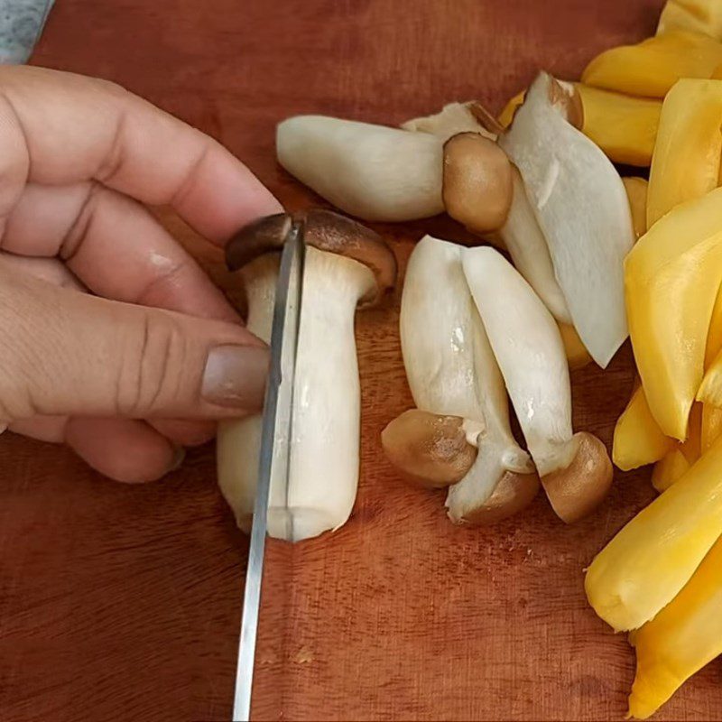 Step 2 Prepare the chicken leg mushrooms and other ingredients Stir-fried chicken leg mushrooms