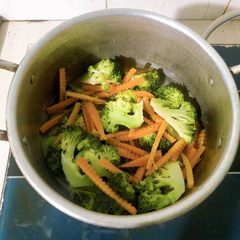 Step 2 Boil vegetables and stir-fry mixed noodles