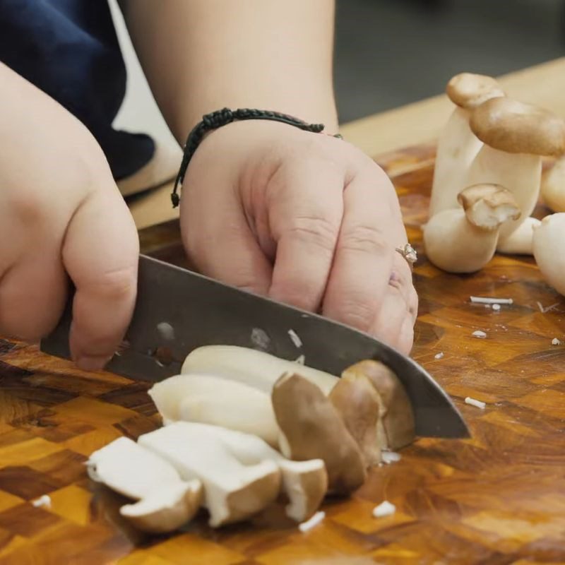 Step 2 Prepare mushrooms Stir-fried young chicken eggs with mushrooms