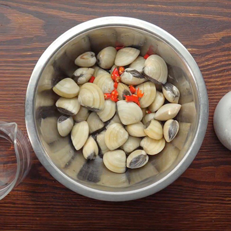 Step 1 Prepare clams for clam soup with dill and tomato