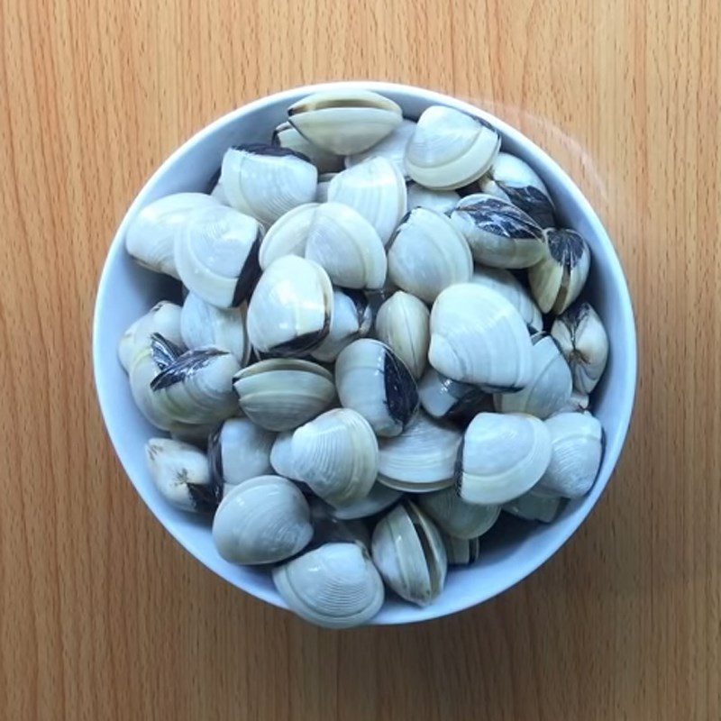 Step 1 Prepare the clams for Clam soup with dill and tomato