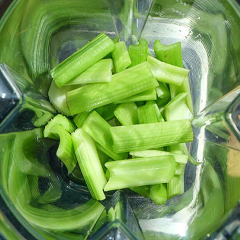 Step 1 Prepare the ingredients for Spinach and Celery Juice