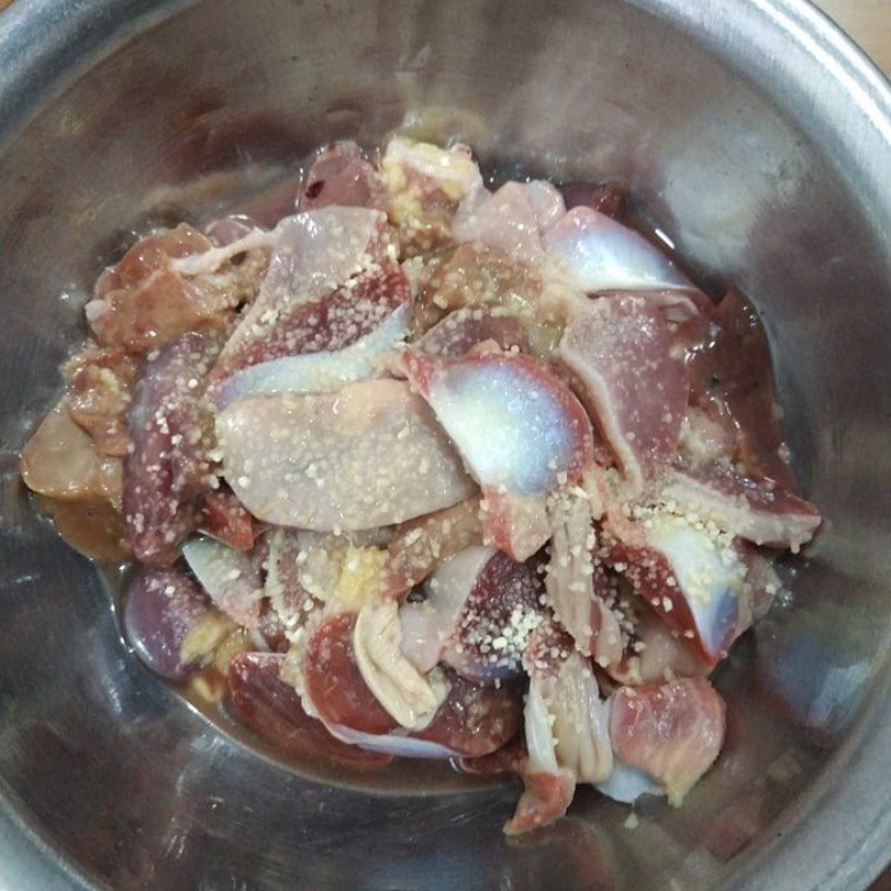 Step 1 Prepare the ingredients for stir-fried kohlrabi with chicken intestines