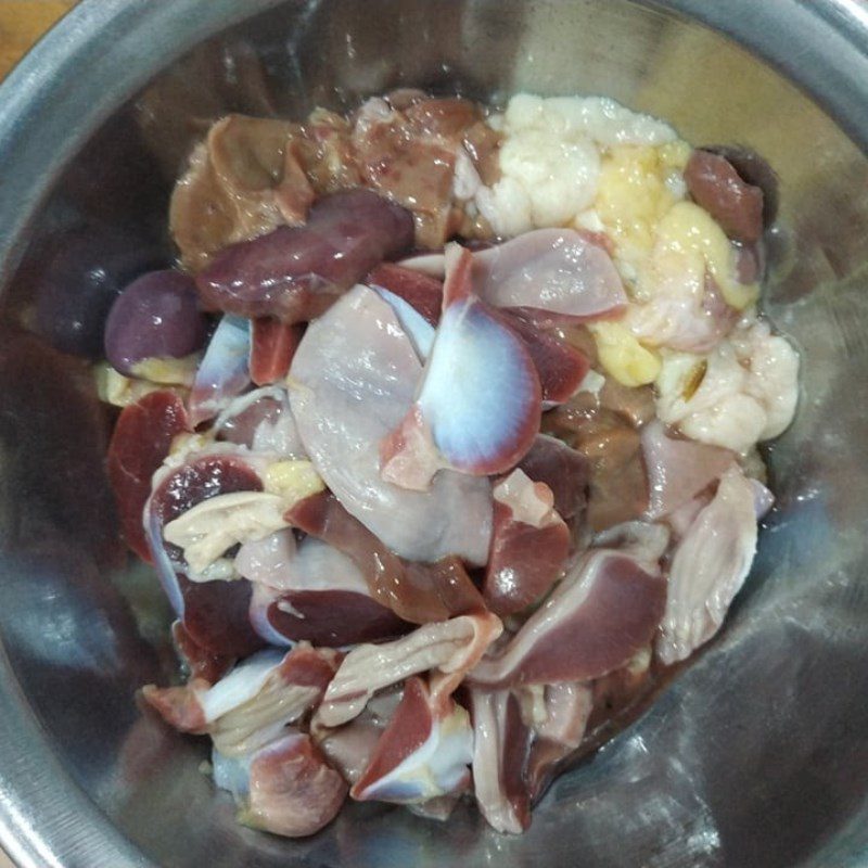 Step 1 Prepare the ingredients for stir-fried kohlrabi with chicken intestines