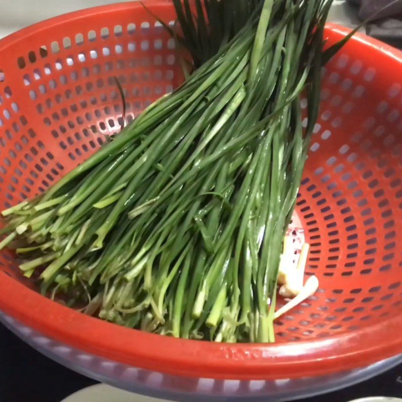 Step 1 Prepare the ingredients for Fish Cake Soup with Chives