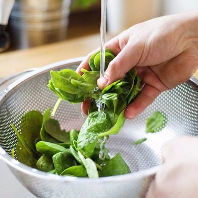 Step 1 Prepare the ingredients for Pineapple and Spinach Juice