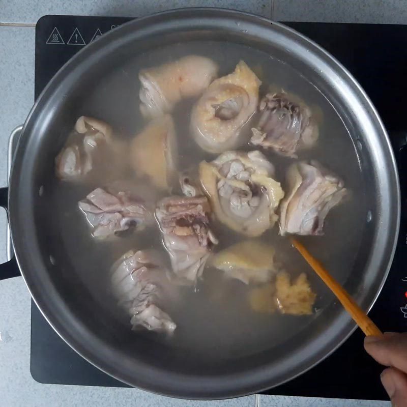 Step 1 Prepare the ingredients for Fried Frog with Fish Sauce