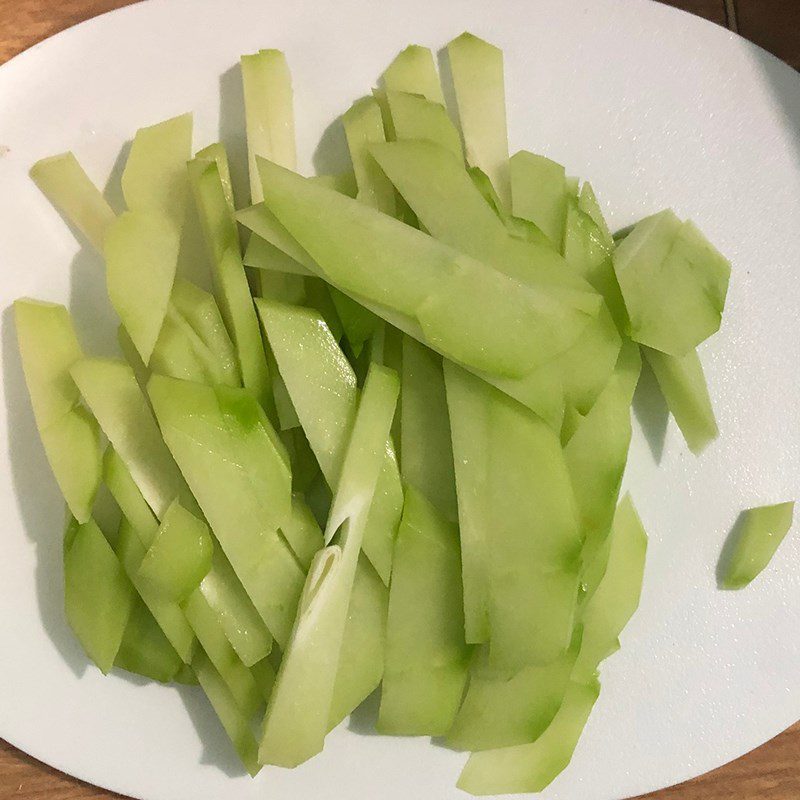 Step 1 Prepare the ingredients for canned fish stir-fried with chayote