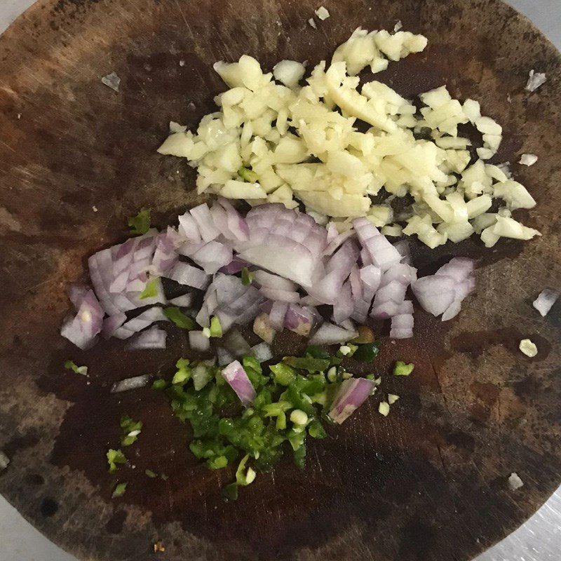 Step 1 Prepare the ingredients for canned fish stir-fried with chayote