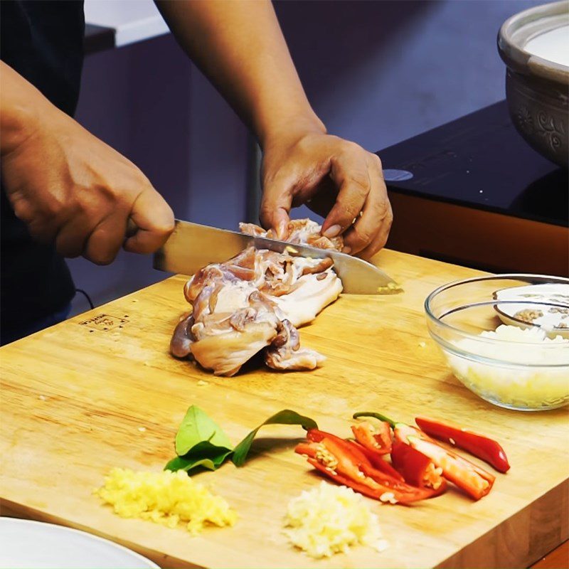 Step 1 Prepare the ingredients for rambutan pork curry