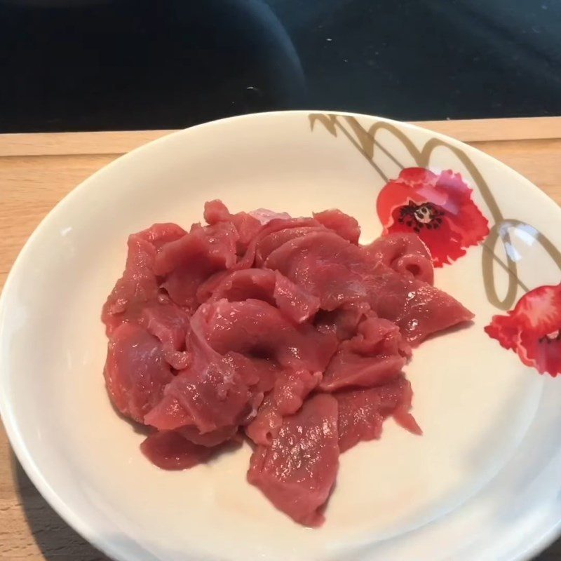 Step 1 Prepare the ingredients for crispy pan-fried pho with beef