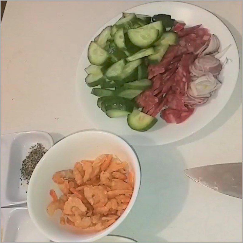 Step 1 Prepare ingredients for Stir-fried Vermicelli with Bean Sprouts and Vegetarian Mushrooms