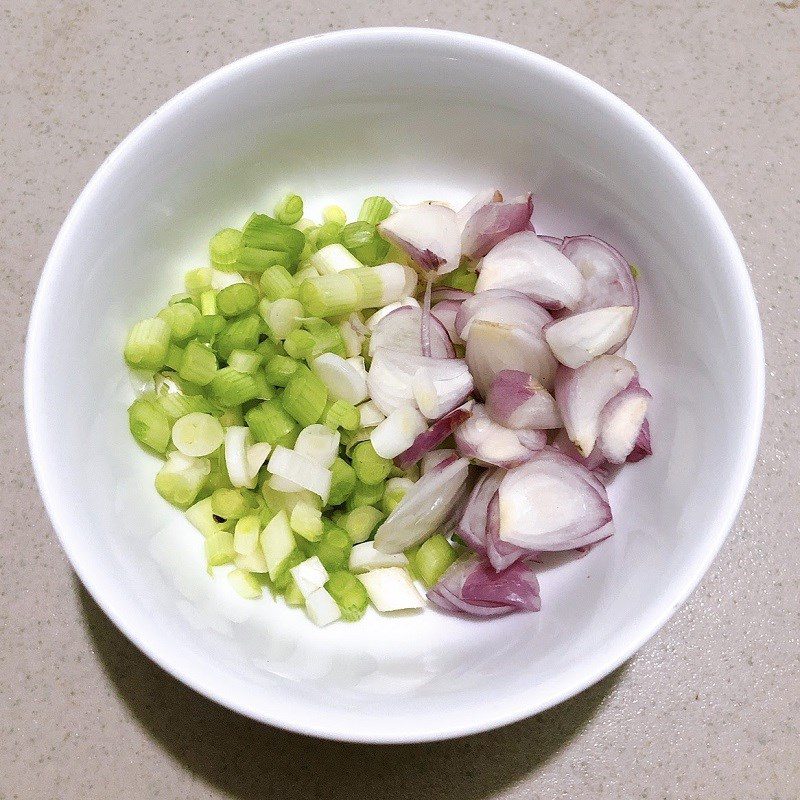 Step 1 Prepare the ingredients for Stir-fried razor clams with scallion oil