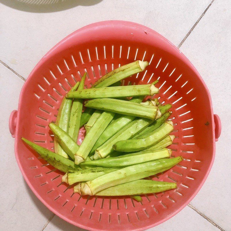 Step 1 Prepare the ingredients for Stir-fried Okra with Garlic