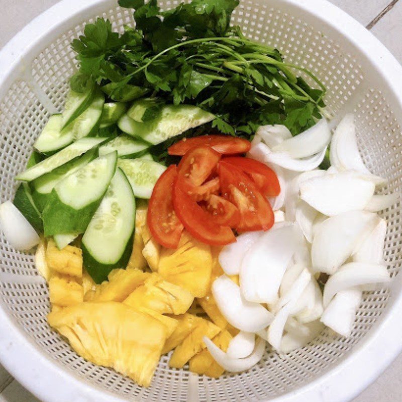 Step 1 Prepare the ingredients for Stir-fried Squid with Tomato and Mixed Vegetables