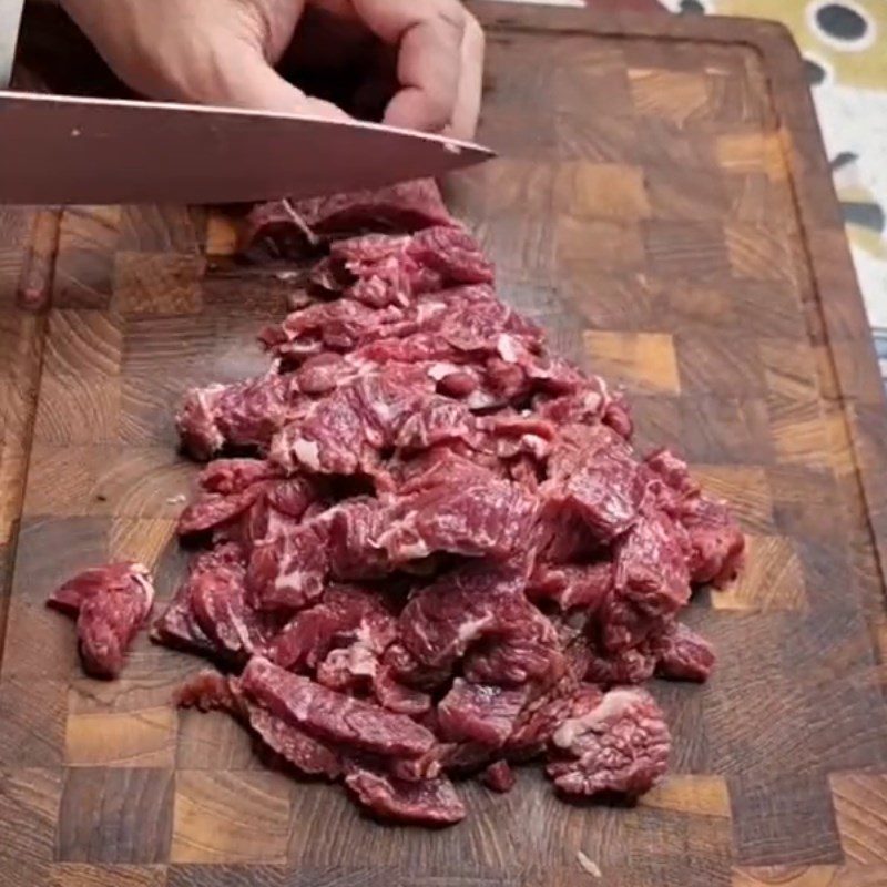 Step 1 Prepare the ingredients for stir-fried beef with wild betel leaves