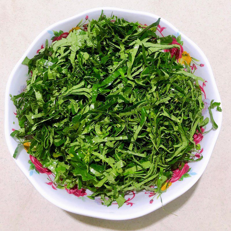 Step 1 Prepare the ingredients for Stir-fried Eggs with Betel Leaves