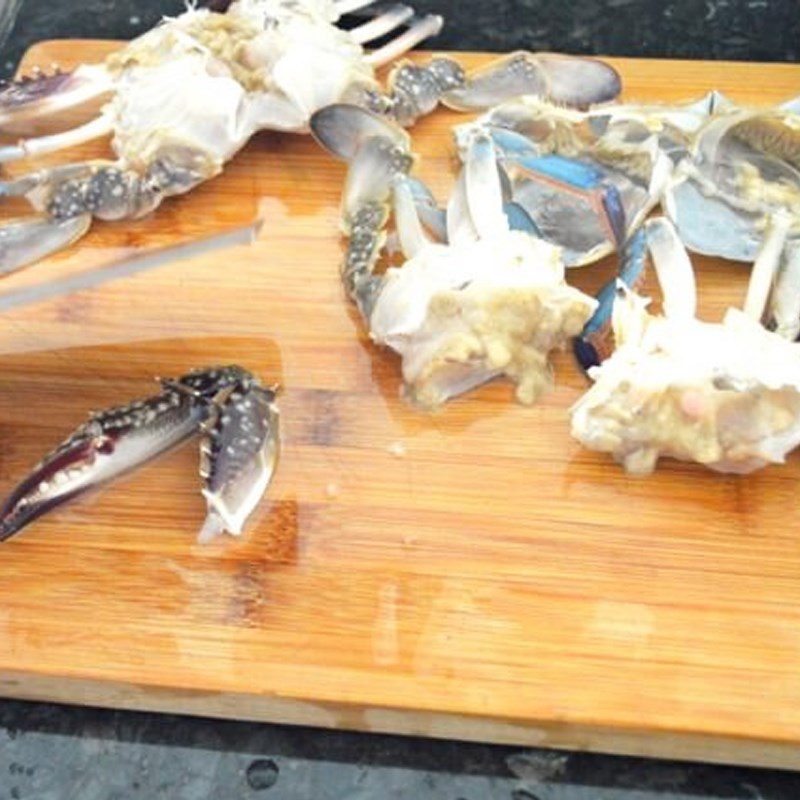 Step 1 Prepare the ingredients for Stir-fried crab with onion and ginger