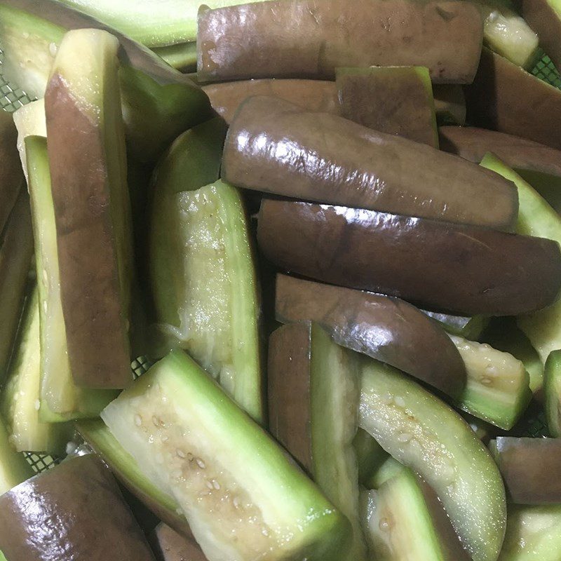 Step 1 Prepare the ingredients Eggplant stir-fried with minced meat