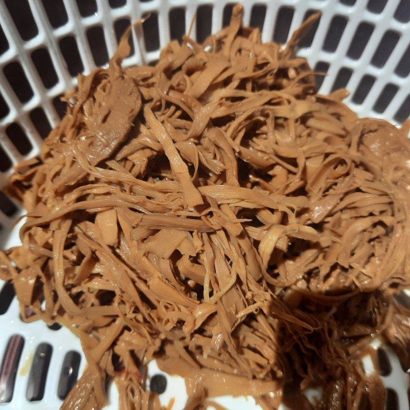 Step 1 Prepare the ingredients for dried bamboo shoot soup with pork bones