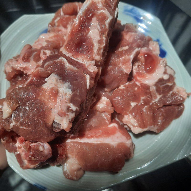 Step 1 Prepare the ingredients for dried bamboo shoot soup with pork bones