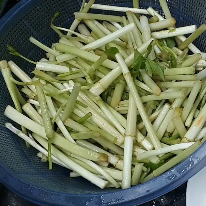 Step 1 Prepare the ingredients for Stir-fried Noodles with Celery and Tomatoes