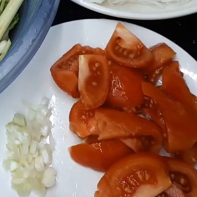 Step 1 Prepare the ingredients for Stir-fried Noodles with Celery and Tomatoes