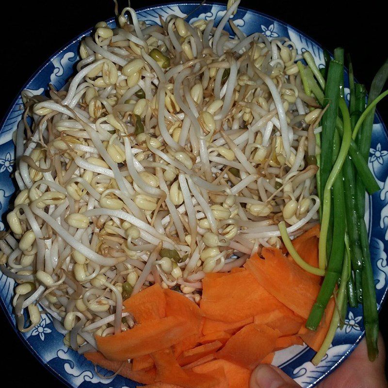 Step 1 Prepare the ingredients for stir-fried rice noodles with pig intestines