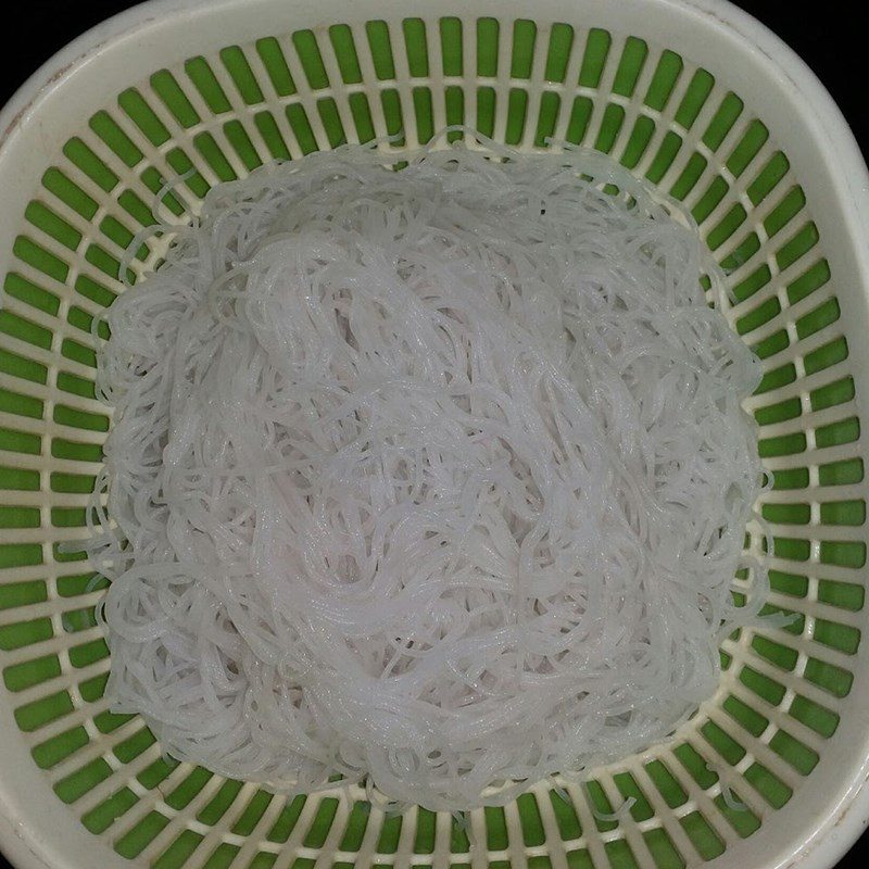 Step 1 Prepare the ingredients for Stir-fried Rice Noodles with Pig Intestines