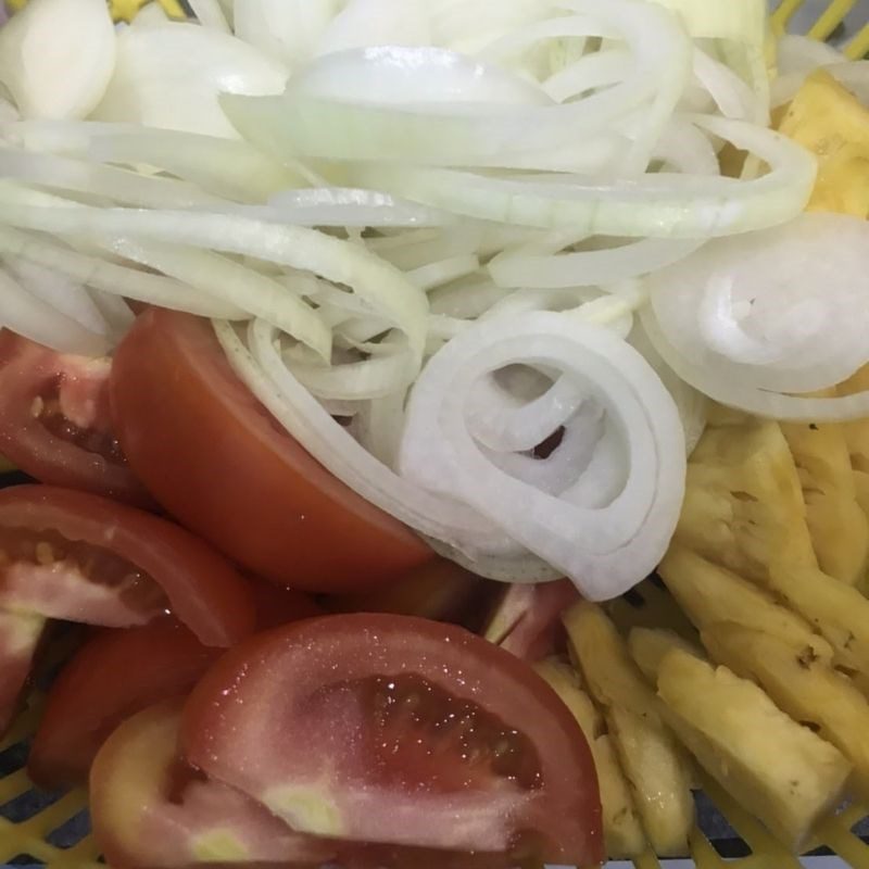 Step 1 Prepare ingredients for the sweet and sour red tilapia soup (recipe shared by users)