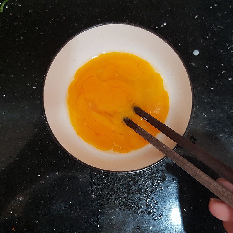 Step 1 Prepare the ingredients for egg drop soup with oats