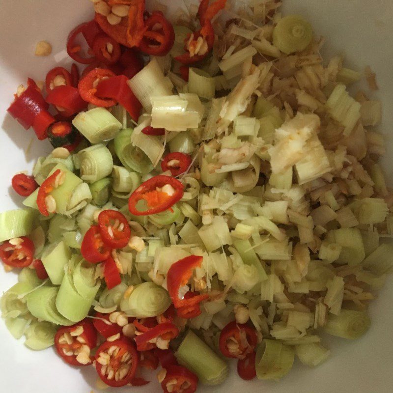 Step 1 Prepare the ingredients for frog with lemongrass and chili