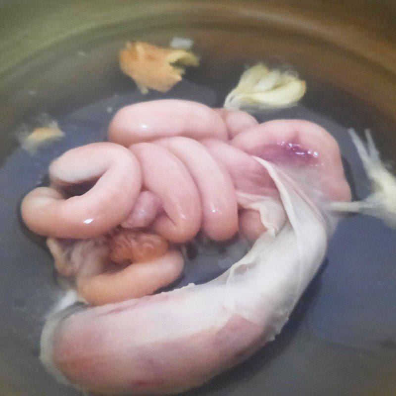 Step 1 Prepare ingredients for stir-fried pig intestines with sour mustard greens