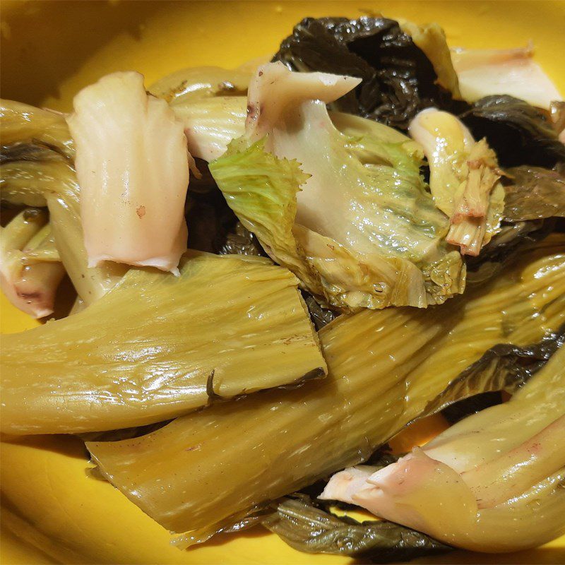 Step 1 Prepare ingredients for stir-fried pig intestines with sour mustard greens