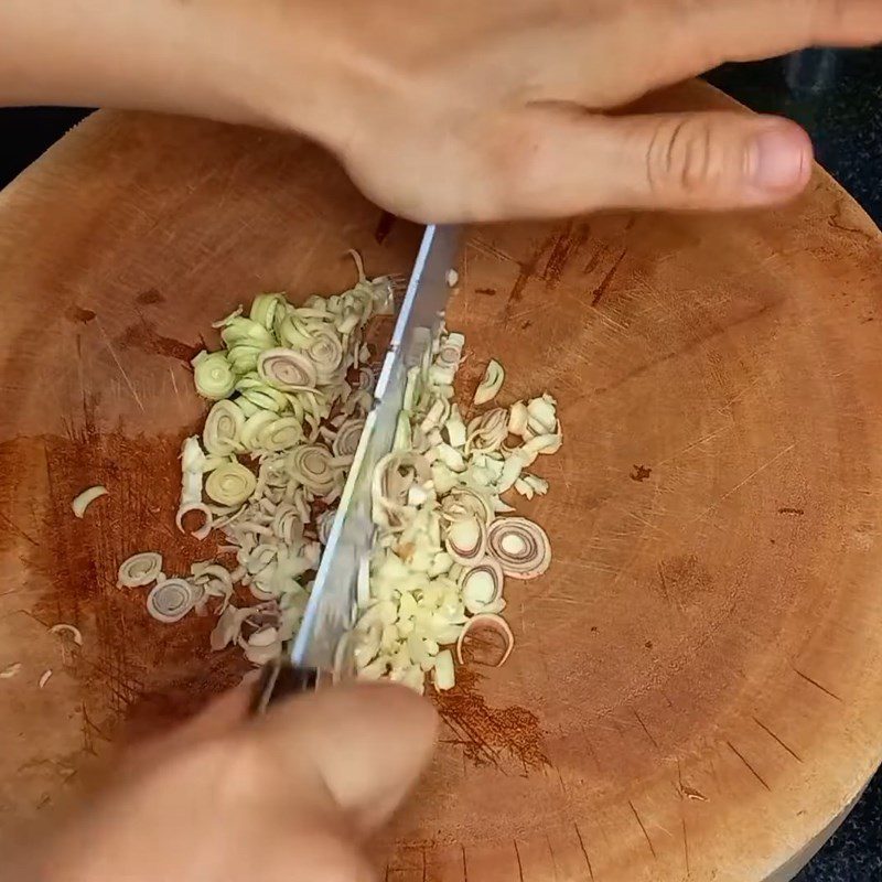 Step 1 Prepare the ingredients for fried fish with dried lemongrass and chili