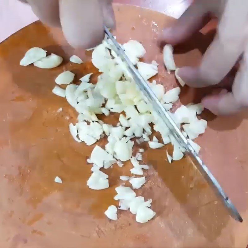 Step 1 Prepare the ingredients for stir-fried young chicken eggs with onions