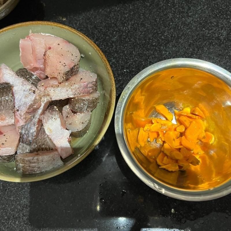 Step 1 Marinate the snakehead fish Snakehead fish stewed with turmeric