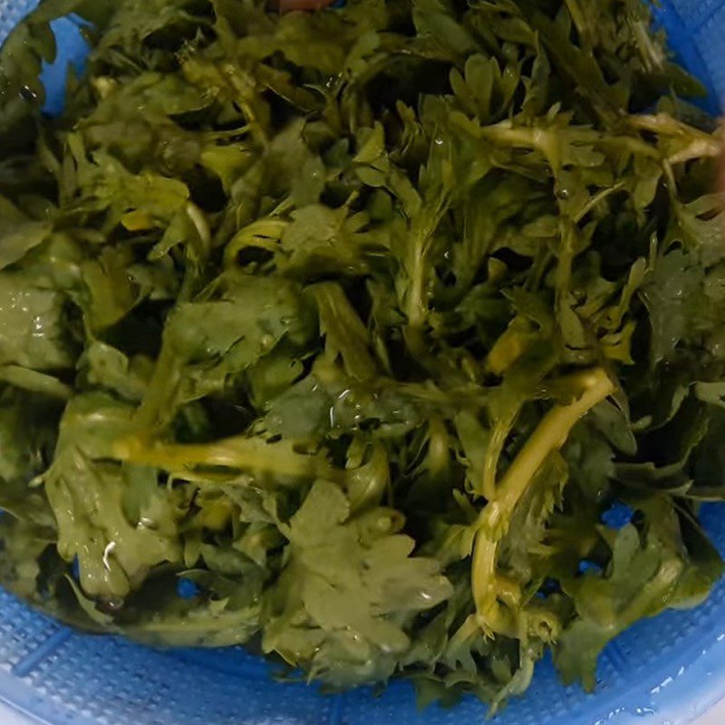 Step 1 Prepare the ingredients for Stir-fried Chrysanthemum Greens with Tomatoes