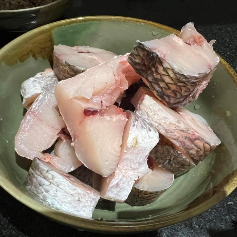 Step 1 Marinate the snakehead fish Snakehead fish stewed with turmeric