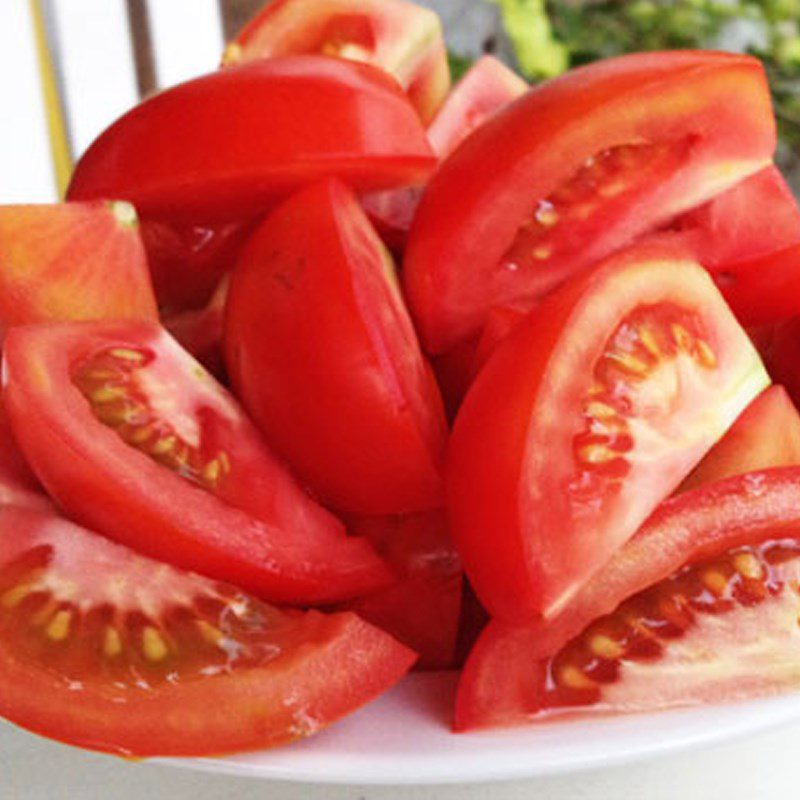 Step 1 Prepare the ingredients for Stir-fried Chrysanthemum Greens with Tomatoes