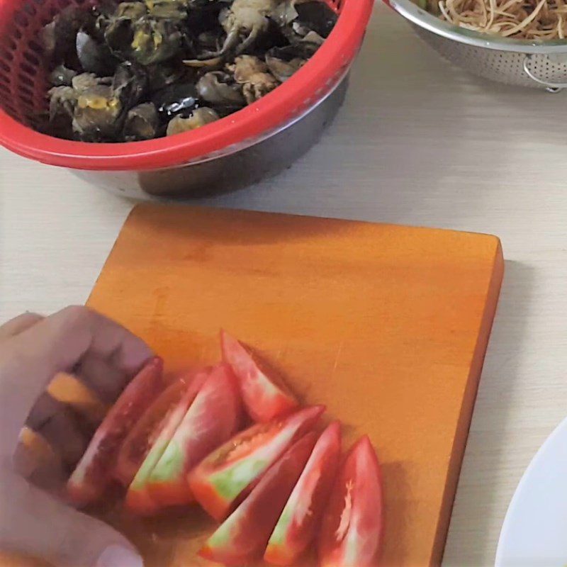 Step 1 Prepare the ingredients for sour crab soup with starfruit